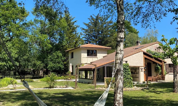Grayan-Et-L'Hopital Bed & Breakfast | La Figulina - room and private space in a family home