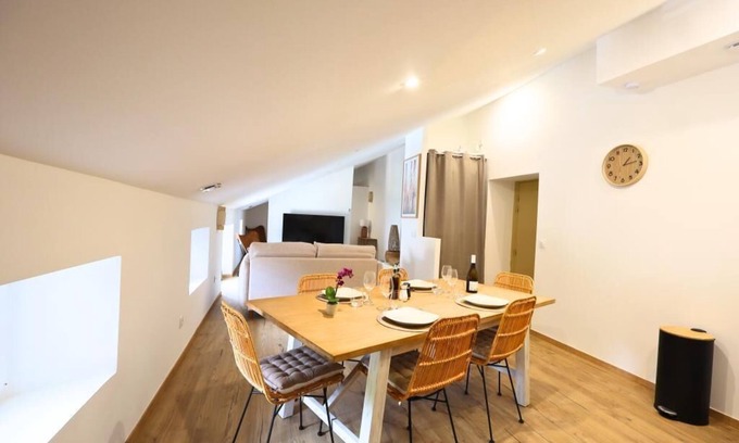 Camaret-sur-Aigues Apartment | La Grande Échappée Bohème - Large Loft Studio