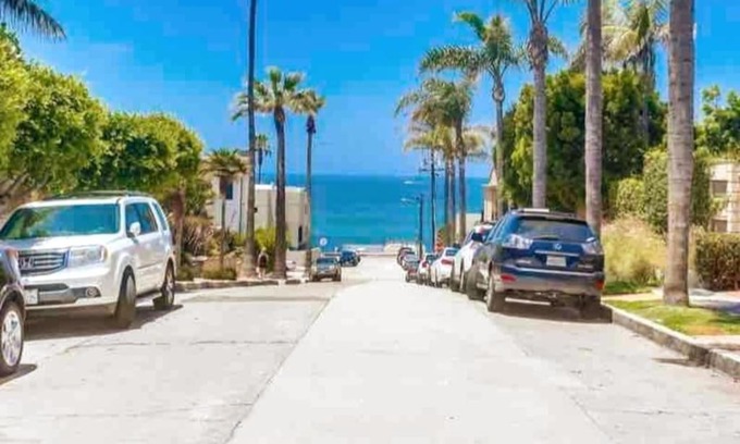 Beach Barber Tract House | La Jolla Townhouse steps away from Windansea beach