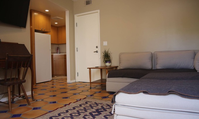 Beach Barber Tract Apartment | La Jolla-WindanSea-Beach Barber Track Studio