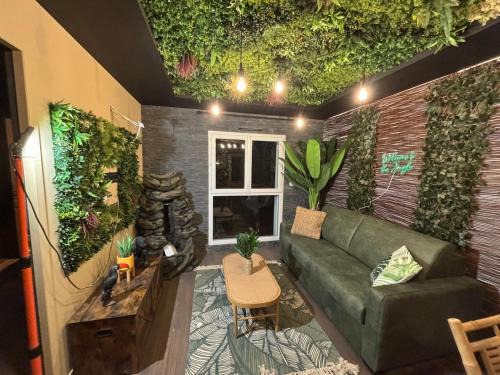 Hennebont Apartment | La Jungle Evasion, séjour immersif en famille