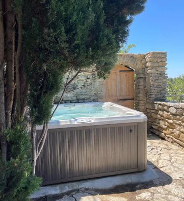 Saumane-de-Vaucluse House | La maison Haut-perché townhouse with view and jacuzzi
