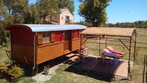 Le Cailar Bed & Breakfast | La Nanou'che (roulotte en Camargue)