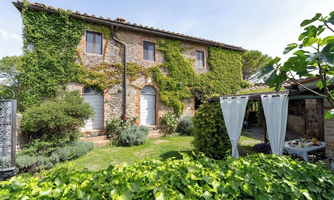 Simignano Villa | La Palazzina-Sovicille-Siena parking- heated jacuzzi tub