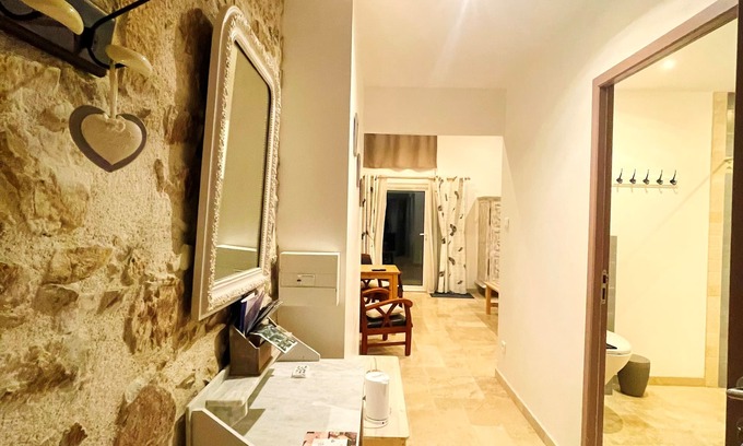 Saint-Andre-de-la-Marche Hotel | La Petite Felixiere