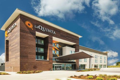 Greenwich Hotel | La Quinta by Wyndham Wichita Northeast