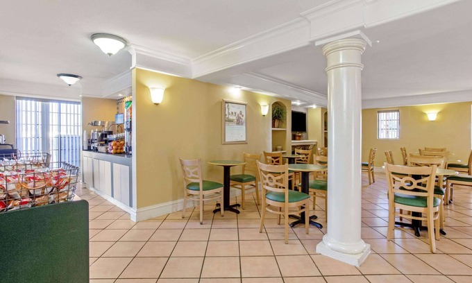 Pinellas Park Hotel | La Quinta Inn by Wyndham Tampa Bay Pinellas Park Clearwater