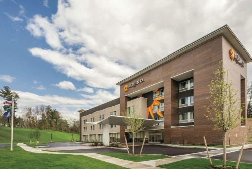 Clifton Park Hotel | La Quinta Inn & Suites by Wyndham Clifton Park Saratoga Area 1749 Route 9