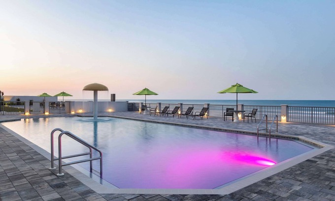 East Daytona Hotel | La Quinta Inn & Suites by Wyndham Oceanfront Daytona Beach