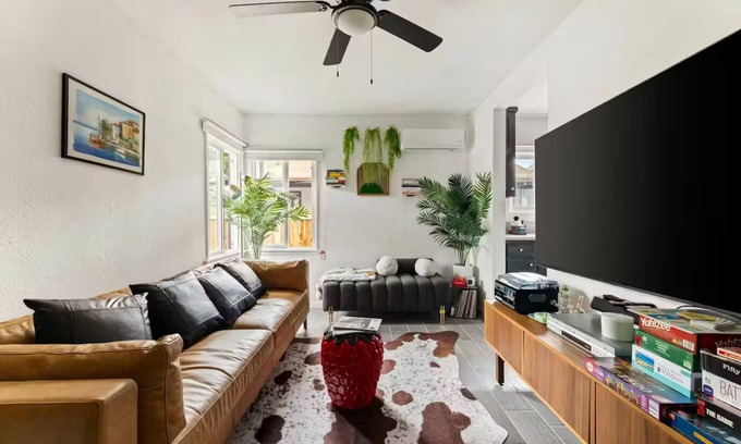 Los Angeles House | LA's Best: Your Modern Casita