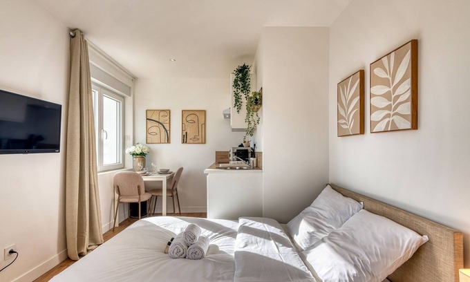 Parilly Apartment | La Suite Crème - Métro D - Gare de Vénissieux