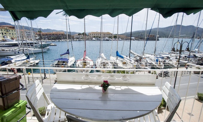 Portoferraio Old Town Apartment | La Tonnina overlooking the sea of Darsena