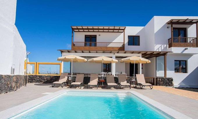 Tinajo House | La Vegueta is located in the famous volcanic landscape between Tiagua and Mancha Blanca and is a sma