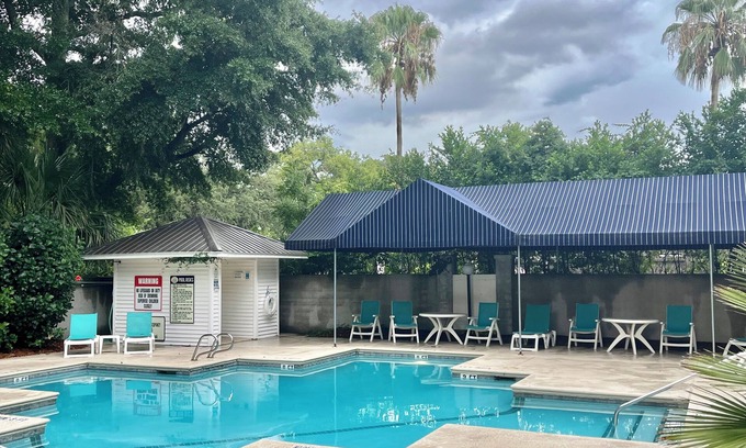 Saint Simons Heights Condo | La Vie Insulaire -optional BIKES–Walk 2 Redfern Village, shops, and restaurants!