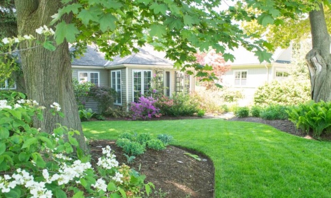 Historic Old Town House | La Vignette, Dog Friendly Bungalow Close to the Lakefront