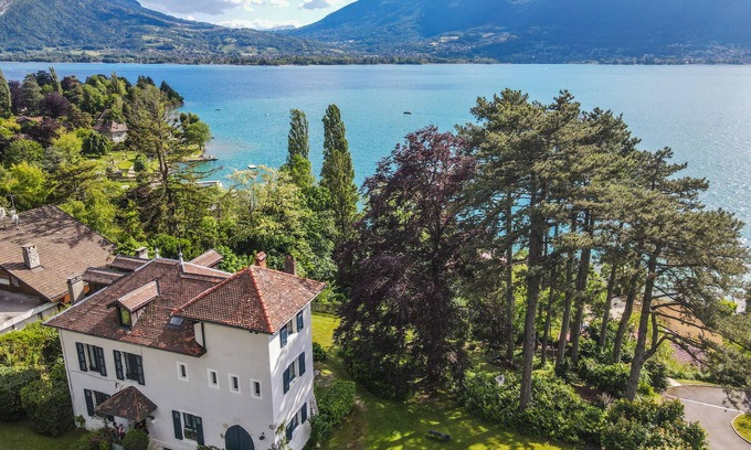 Menthon-Saint-Bernard Villa | La Villa des Vignes