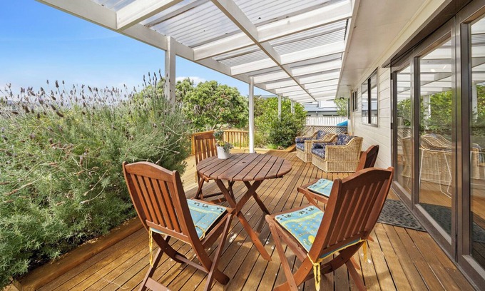 Waikanae Cottage | Lagoon Haven - Waikanae Holiday Home