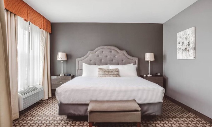 Zion House | Laid-Back Comfort w/Firepits, Books, Gym & Morning Breakfast Buffet