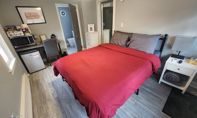 Linntown House | Laid-Back Linntown Guest Suite Bed & Bath w Private Entrance
