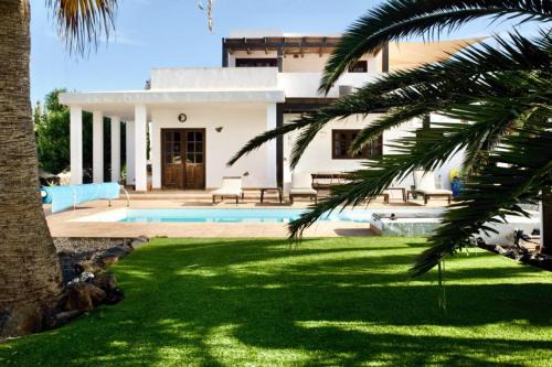 Lajares Villa | Lajares Villa-Sleeps 6-Free Parking-Playground