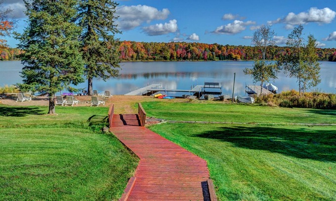 Phelps Condo | Lake Access Condo in Eagle River w/complimentary kayaks, canoes, and row boats.