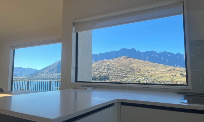 Queenstown House | Lake and Mountain Views 3 Bedroom House Close to town and Airport