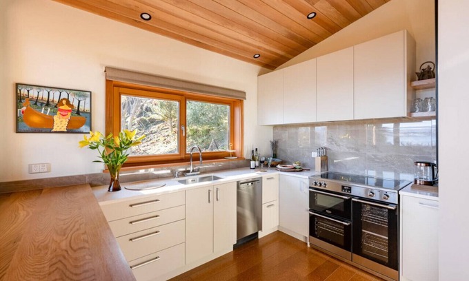 Wanaka House | Lake and mountain views from this lakeside location