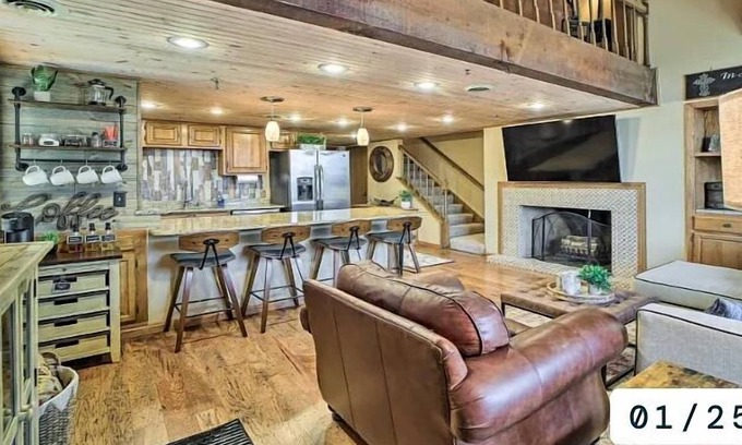Afton Condo | Lake Cabin-Style Condo @ Shangri La with Private Hot Tub-Couples & Small Family!