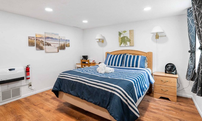 East Jordan Apartment | Lake Charlevoix Roadside Motel | Queen Suite