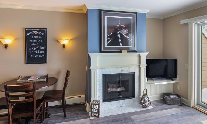 Boyne City Condo | Lake Charlevoix Top-Floor Balcony Condo | Gas-Log Fireplace | Private Beach