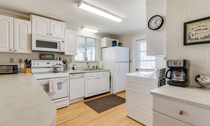 Hiawassee Cottage | Lake Chatuge Cottage w/Treetop Mountain Views!