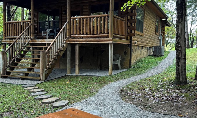 Monticello Cabin | Lake Cumberland/Conley Bottom area-Log Cabin Rental, Private, Lake Access .25 Mi