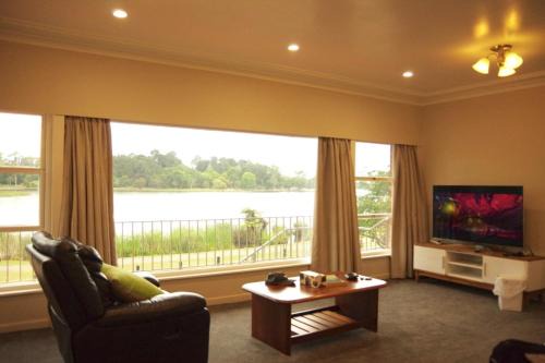 Frankton House | Lake Domain Boarding Holiday House