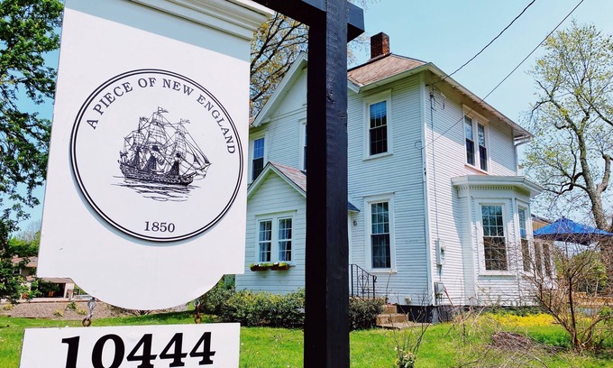 Hartville Hotel | LAKE FRONT beautiful 18th century restored home, modern amenities PRIME LOCATION
