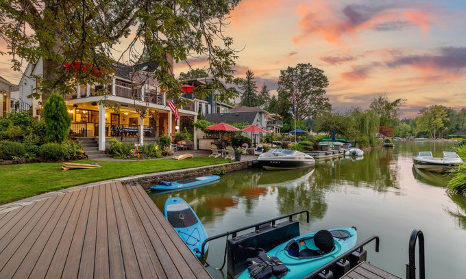 Lake Oswego House | {Lake Front Fun} The Little Cottage on West Bay of Lake Oswego