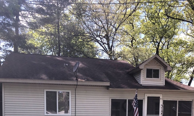 Lake Cottage | Lake George/Shingle Lake ~ WIFI ~ Pet Friendly ~ Cable - Walk to Lake
