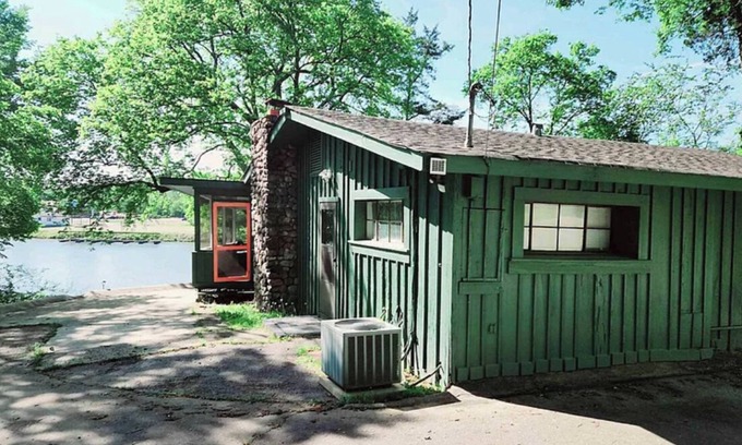 Mid America House | Lake Hamilton’s Cozy Cabin