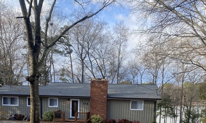 Hartwell House | LAKE HARTWELL GETAWAY 3 BR 2B House with private dock and lake access.
