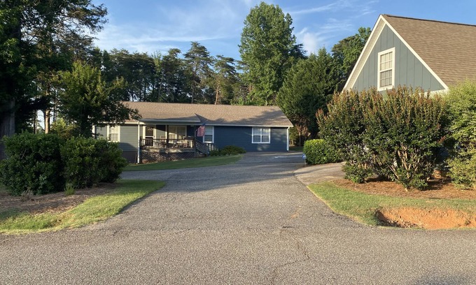 Anderson House | Lake Hatrwell - Anderson, SC. Short drive to Clemson.