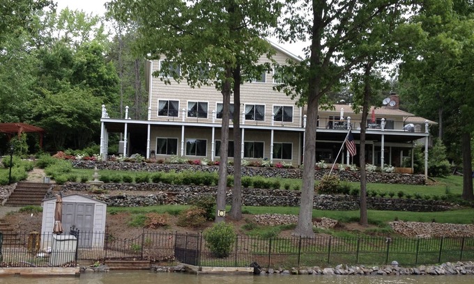 Troutman House | Lake House Getaway...Where memories are made and worries are left behind!