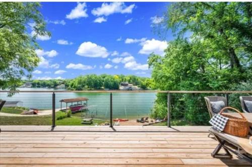 Putnam House | Lake House with private beach