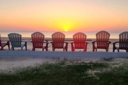 Oscoda House | Lake Huron - 3 Bedroom, 2 Bath Lake Front Home (Sleeps 12)