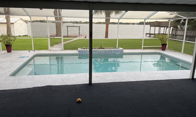 Winter Haven House | Lake life living 45 mins from most central FL theme parks.
