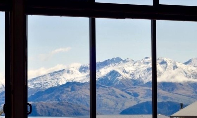 Wanaka House | Lake views on Mataraki