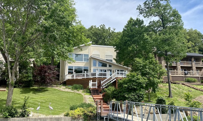 Osage Beach House | LAKE OF THE OZARKS 4 Bedroom 3.5 Bath on the LAKE
