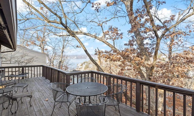 Osage Beach House | Lake Ozark Chalet Sum