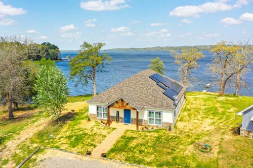 Berryville House | Lake Palestine Vacation Rental - Steps to Water!