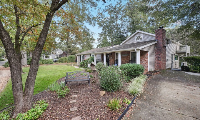 Acworth House | Lake Point Cottage at Acworth Beach