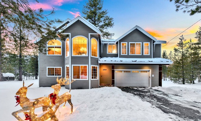 Tahoe Paradise Cabin | Lake Tahoe Base Camp! Air Conditioning, National Forest Land, Hot Tub, Pool Table, Dog Friendly