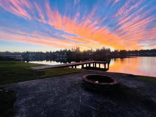 Bonney Lake House | Lake Tapps Dock House on the Bankers Island